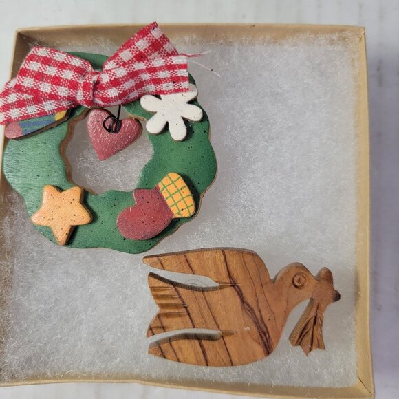 Handcrafted Christmas Holiday Wooden Holiday Wreath & Dove Pins Brooches - Picture 1 of 4